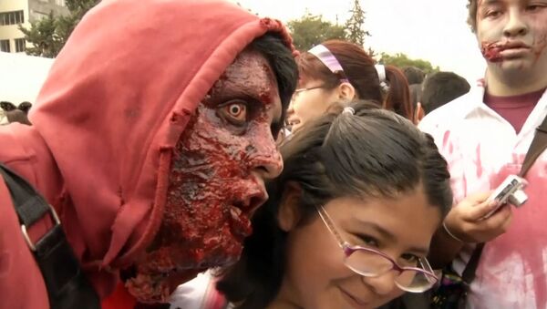 Тысячи зомби нападают на людей и блокируют транспорт на улицах Мехико