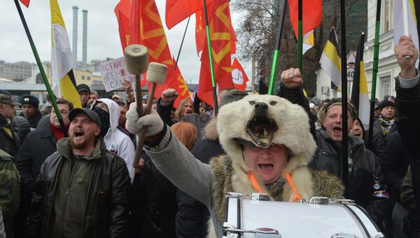 Участники Русского марша проходят по улицам Москвы