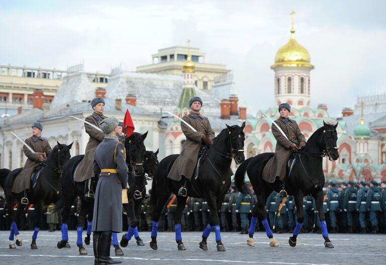 Генеральная репетиция марша в честь годовщины парада 1941 года