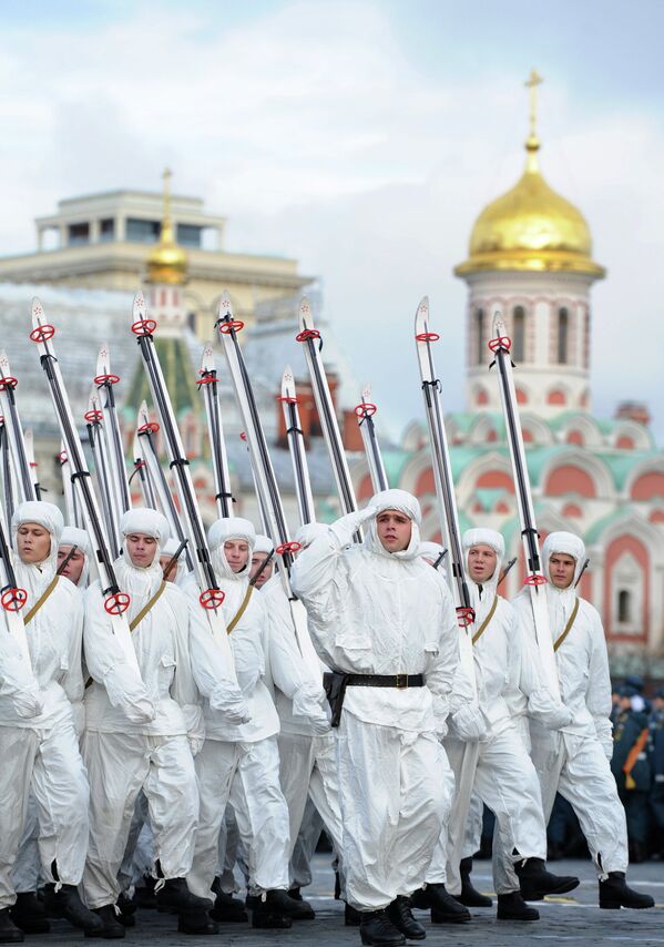 Годовщина парада. Парад на красной площади марш. Арктические войска на параде. Арктические войска парад Победы. Парад в белом.