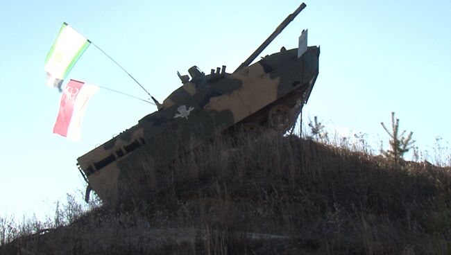 Боевая машина БМД-4М делает свечку, отжимается и плавает