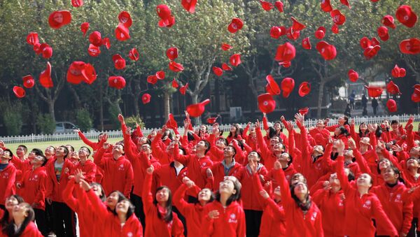 Студенты на открытии 18-ого Национального съезда Коммунистической партии Китая 