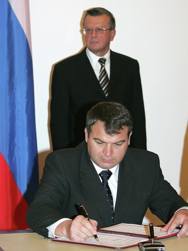 А. Сердюков во время подписания документов после окончания российско-армянских переговоров