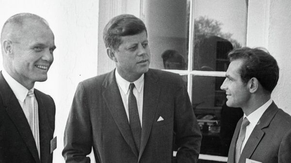 Джон Кеннеди беседует с Титовым и Гленном