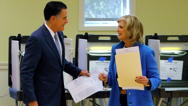 Республиканец Митт Ромни с супругой Энн на избирательном участке в Белмонте, штат Массачусетс
