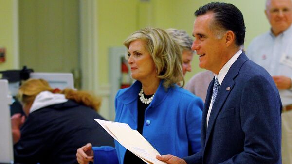 Республиканец Митт Ромни с супругой Энн на избирательном участке в Белмонте, штат Массачусетс