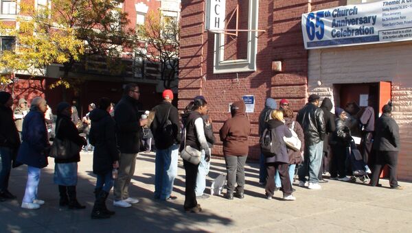Люди стоят в очереди, чтобы проголосовать на выборах в США