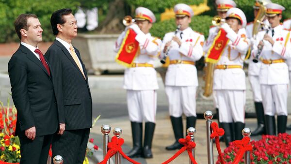 Премьер-министр России Дмитрий Медведев и его вьетнамский коллега Нгуен Тан Зунг
