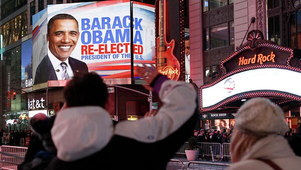 Люди на Таймс-сквер празднуют переизбрание Барака Обамы на должность президента США