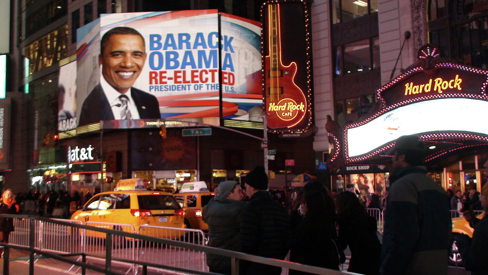 Жители Нью-Йорка празднуют победу Барака Обамы на Таймс-сквер Жители Нью-Йорка празднуют победу Барака Обамы на Таймс-сквер - РИА Новости, 1920, 13.09.2025