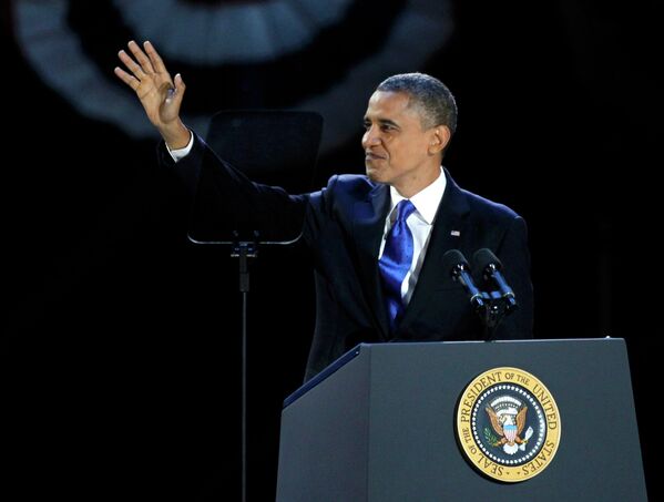 Президент США Барак Обама приветствует сторонников в избирательном штабе в Чикаго