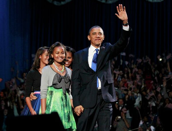Президент США Барак Обама с супругой Мишель и дочерьми Малией и Сашей в избирательном штабе в Чикаго