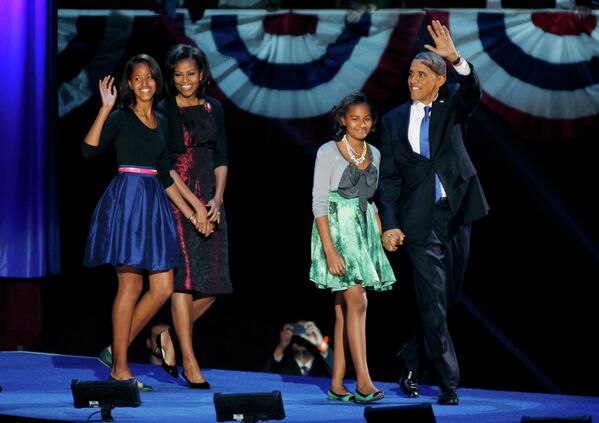 Президент США Барак Обама с супругой Мишель и дочерьми Малией и Сашей в избирательном штабе в Чикаго