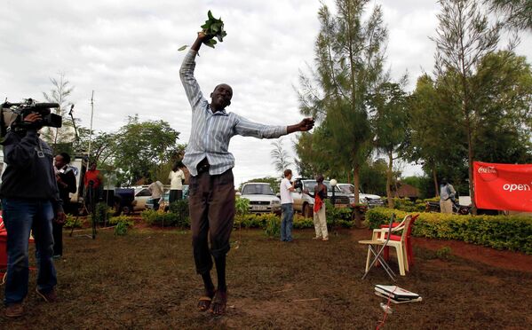 Житель деревни Когело в Кении радуется переизбранию Барака Обамы на должность президента США