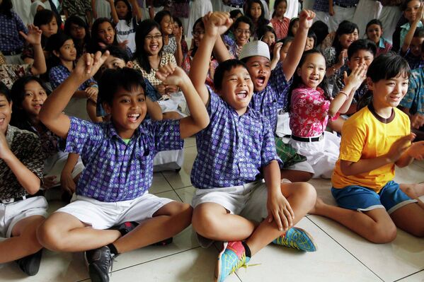 Ученики школы в Джакарте, в которой учился Барак Обама радуются его переизбранию на должность президента США