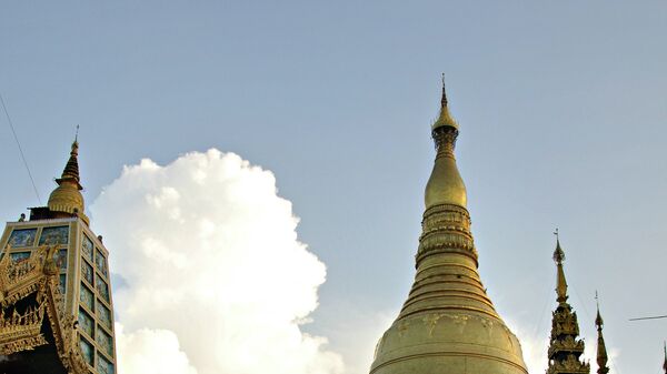 Комплекс культовых сооружений Шведагон с одноименной почти стометровой позолоченной ступой в Янгоне