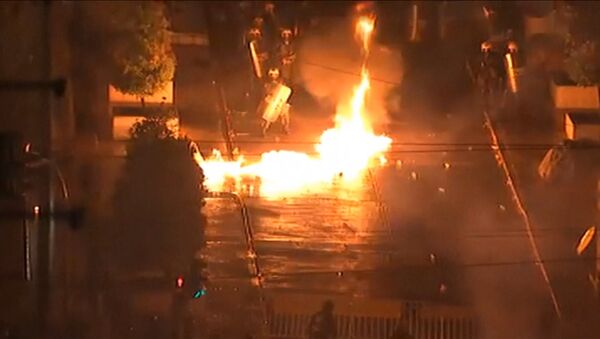 Огонь, облака дыма и газа вытеснили мирных демонстрантов с площади в Афинах