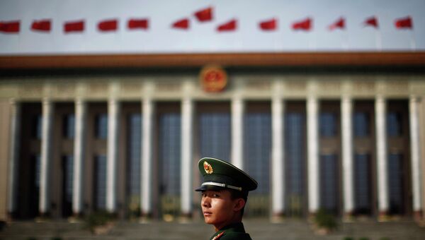 Военизированный полицейский на площади Тяньаньмэнь в Пекине