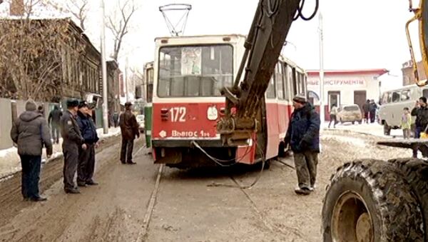 Столкнувшиеся в Иркутске трамваи растаскивали с помощью спецтехники