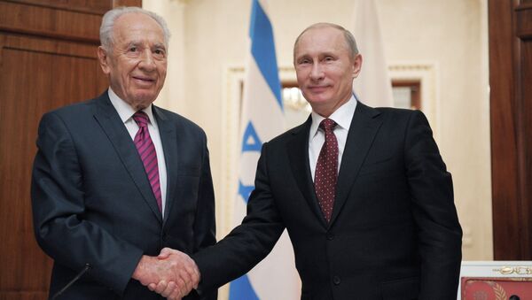 Президент РФ Владимир Путин (справа) и президент Израиля Шимон Перес. Архивное фото