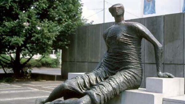Скульптура Генри Мура Сидящая женщина в драпировке (1957-58)