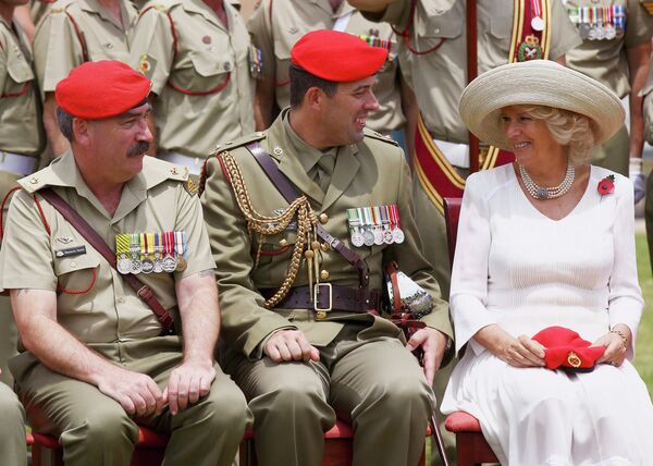 Камилла, герцогиня Корнуольская, общается с членами Королевского австралийского корпуса военной полиции 