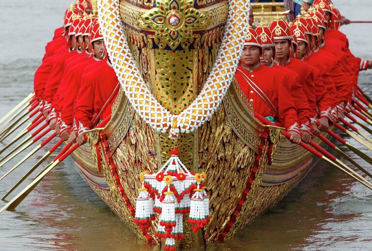 Гребцы принимают участие в Royal Barge Procession в Бангкоке