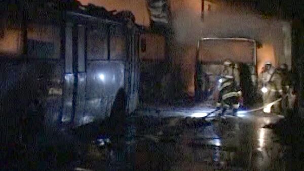 Дым от пожара окутал полностью сгоревшие автобусы