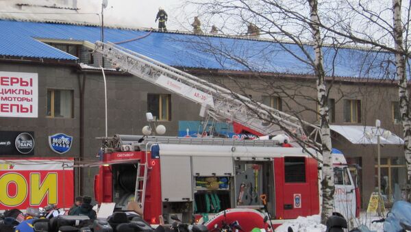 Пожарная машина у торгово-офисного здании в Сыктывкаре
