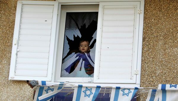 Ребенок в доме, пострадавшем от ракетного удара, в секторе Газа