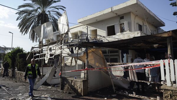 Разрушения, нанесенные ракетами палестинских боевиков, в городе Нетивот, Израиль