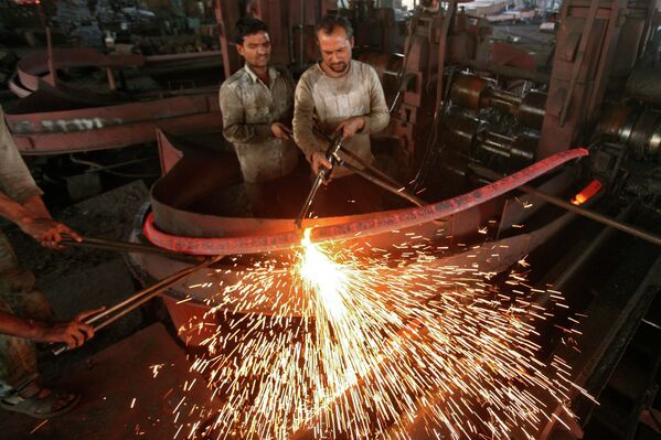 Работники металлургического завода на окраине штата Джамму, Индия