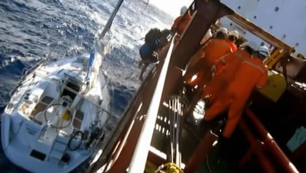 Спасение пары, два дня дрейфовавшей в море на сломанной яхте во время шторма