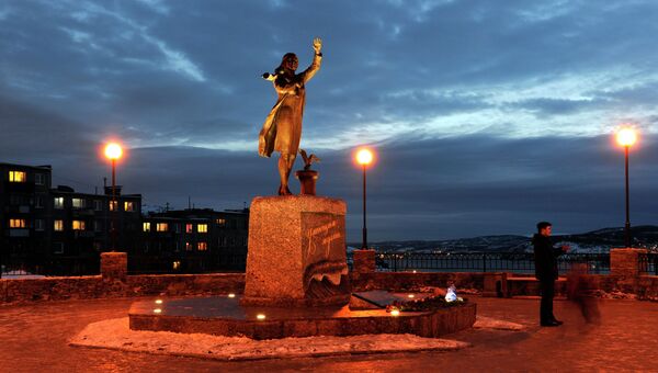 Памятник женам моряков Ждущая открыли в Мурманске