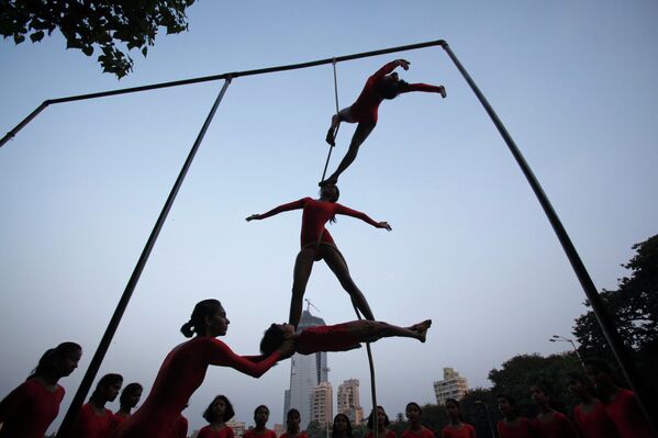 Девушки демонстрируют индийскую гимнастику Mallakhamb