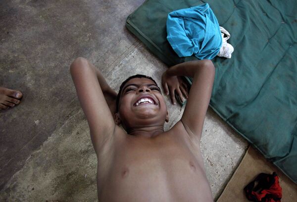 Мальчик демонстрирует индийскую гимнастику Mallakhamb