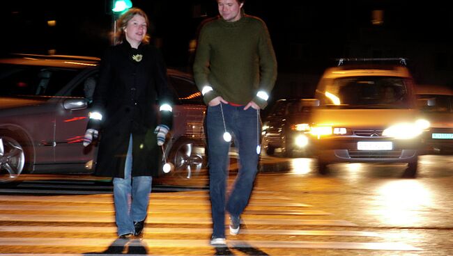 Пешеходы со светоотражающими стикерами на одежде. Архивное фото