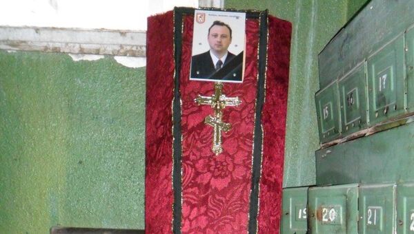 Крышка гроба в подъезде спортивного обозревателя рязанской Новой газеты Юрия Матыцина