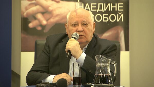 Михаил Горбачев раздавал автографы на презентации книги Наедине с собой