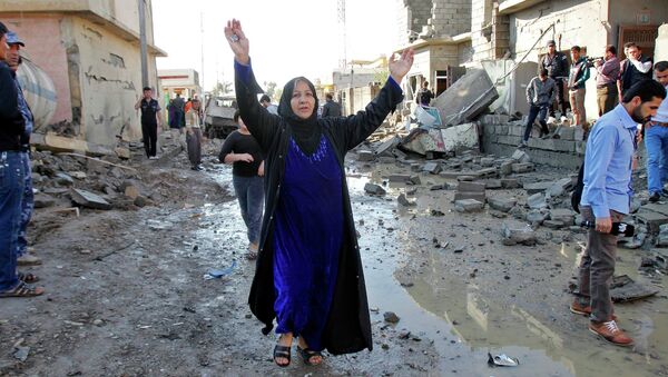Женщин на месте взрыва в городе Киркук, Ирак