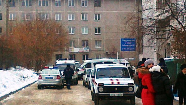 Машины сотрудников полиции у школы №32 по улице Байкальская в Иркутске