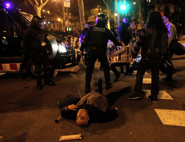 Полицейские и участники всеобщей забастовки в Барселоне