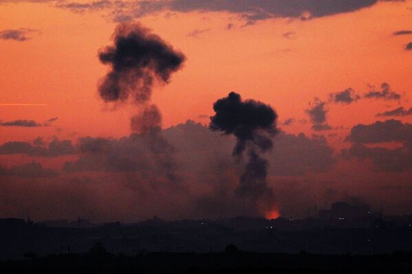 Дым после авиаудара, нанесенного Израилем по Сектору Газа