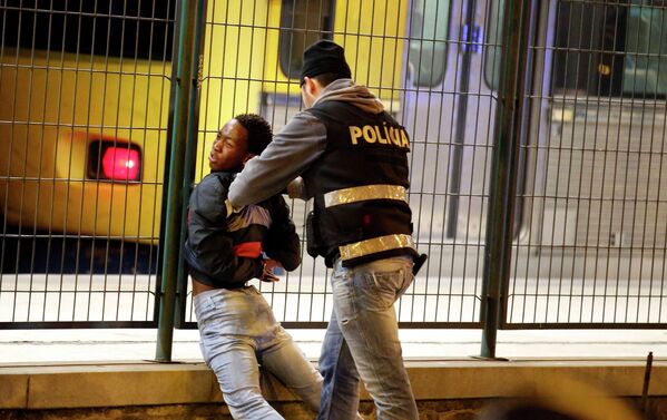 Полицейский арестовывает участника забастовки в Лиссабоне, Португалия