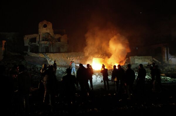 Палестинцы тушат пожар после бомбардировок израильских ВВС по Сектору Газа