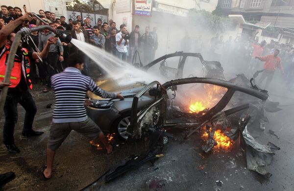 Палестинцы тушат пожар после бомбардировок израильских ВВС по Сектору Газа