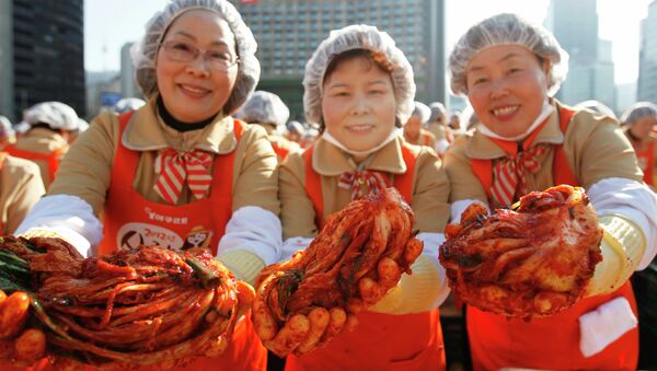 Южнокорейские добровольцы приготовили 140 тонн кимчи в Сеуле