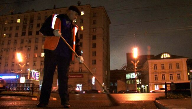 Дворник-мигрант ночует в московском подвале и мечтает жить нормально