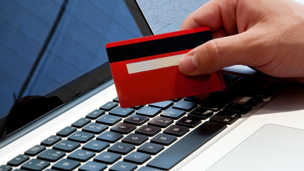 © Fotolia / Santiago Cornejo<br>Покупка в интернете. Архивное фото