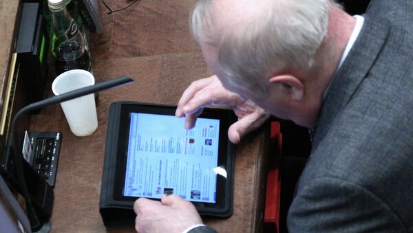 Сенаторы с iPad на правительственном часе. Архив